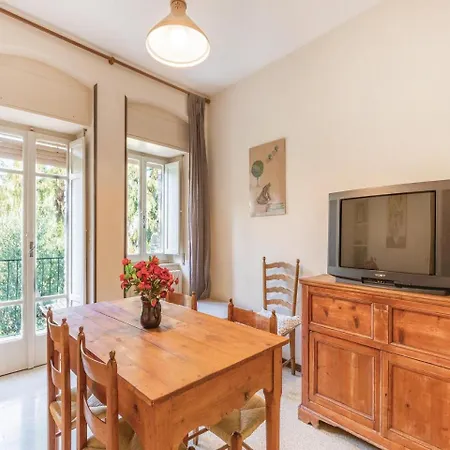 Three-bedroom In -pg- Apartment